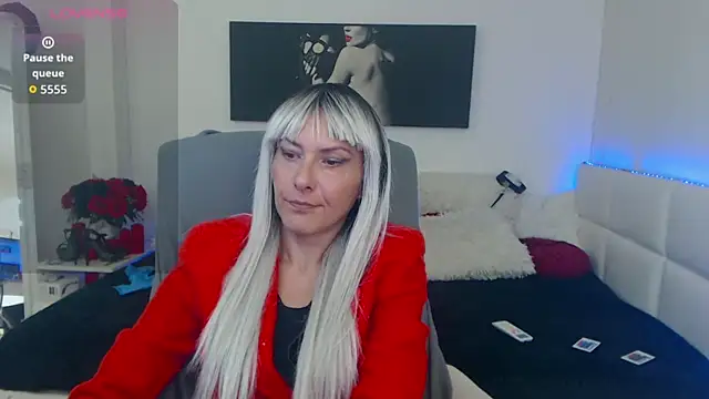 Snapshot of EvelynQueenn chatting on October 14, 11:24 am EvelynQueenn online show from October 14, 11:24 am