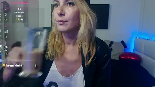 Snapshot of EvelynQueenn chatting on September 28, 8:03 pm EvelynQueenn online show from September 28, 8:03 pm