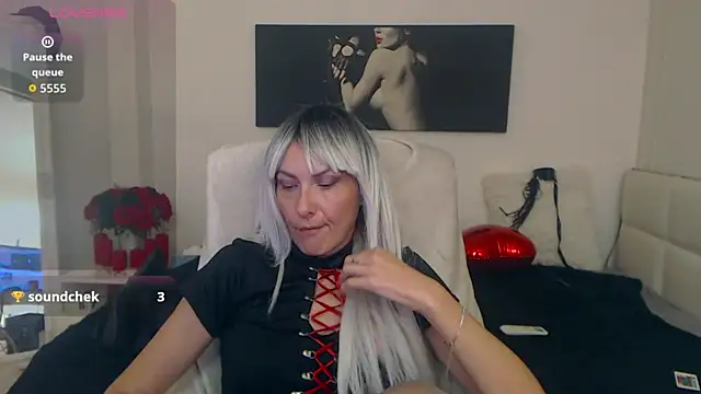 Snapshot of EvelynQueenn chatting on October 20, 7:33 am EvelynQueenn online show from October 20, 7:33 am