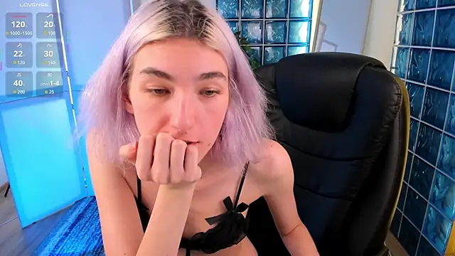 Snapshot of Mia_Cheers chatting on October 13, 2:20 pm Mia Cheers online show from October 13, 2:20 pm