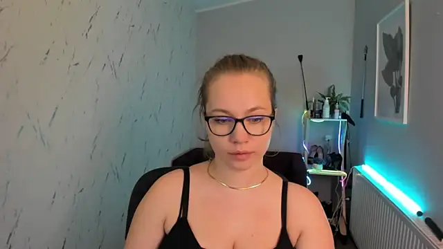 Snapshot of holly_xglam chatting on September 24, 5:23 pm holly xglam online show from September 24, 5:23 pm