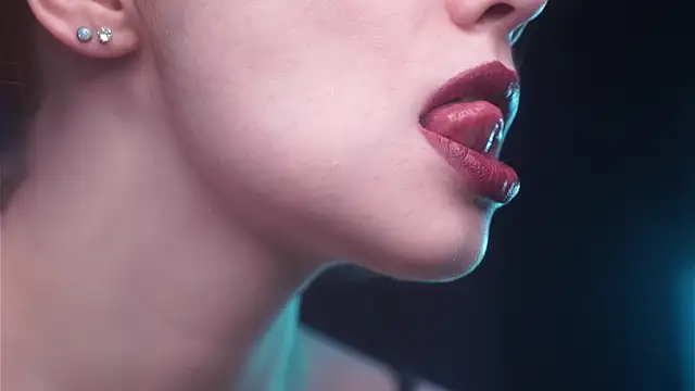 ginger hugs online show from October 10, 10:36 pm