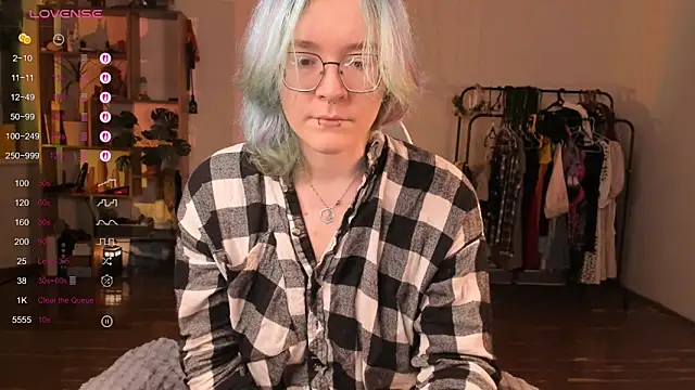 Snapshot of alisahug chatting on October 2, 3:28 pm alisahug online show from October 2, 3:28 pm