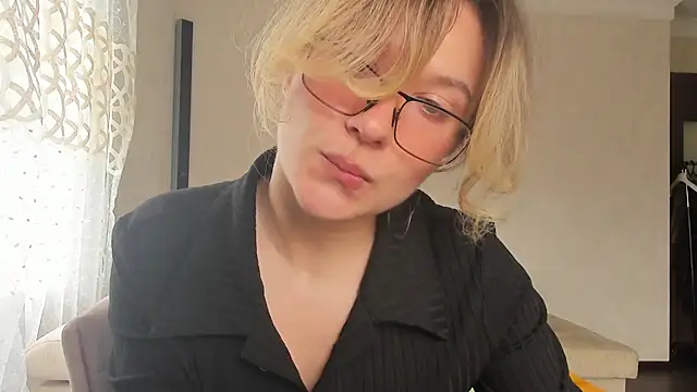 Lilith lutherlow online show from May 31, 9:48 am
