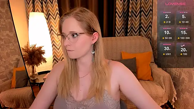 Snapshot of Aemilia_ chatting on October 6, 8:20 am Aemilia online show from October 6, 8:20 am