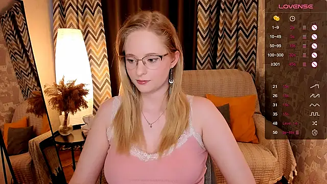 Snapshot of Aemilia_ chatting on October 10, 8:52 am Aemilia online show from October 10, 8:52 am