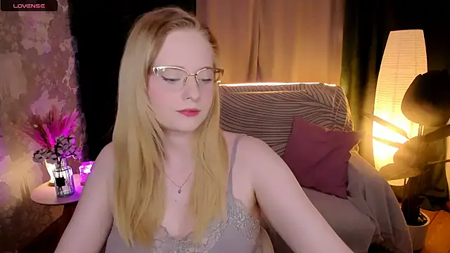 Snapshot of Aemilia_ chatting on October 5, 6:07 am Aemilia online show from October 5, 6:07 am