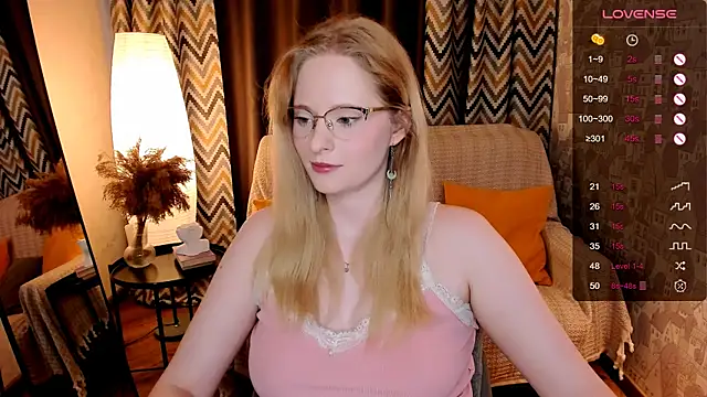 Snapshot of Aemilia_ chatting on October 16, 8:39 am Aemilia online show from October 16, 8:39 am