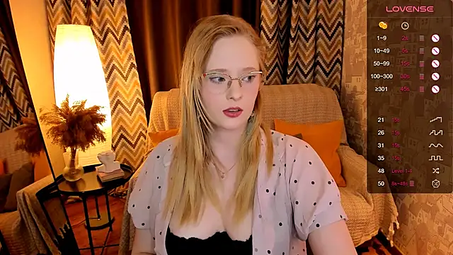Snapshot of Aemilia_ chatting on October 13, 8:06 am Aemilia online show from October 13, 8:06 am