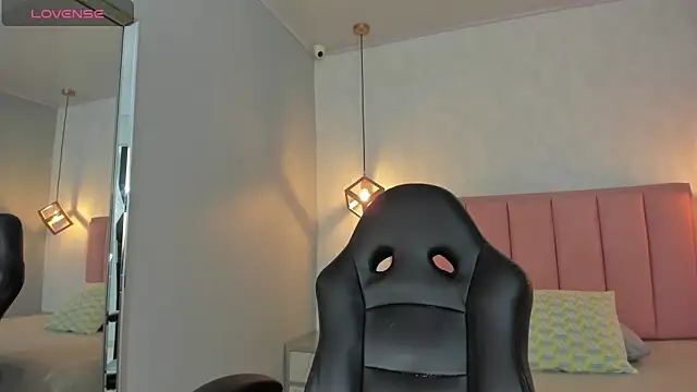 SUNNYCYRUS online show from March 24, 1:05 pm