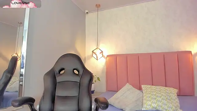 SUNNYCYRUS online show from November 6, 12:33 pm