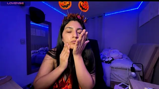Snapshot of cloe_small chatting on October 19, 12:56 am cloe small online show from October 19, 12:56 am