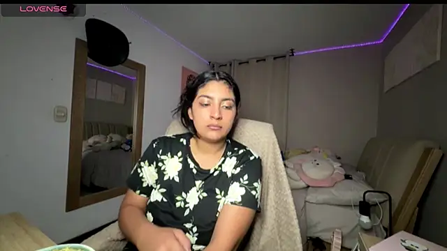 Snapshot of cloe_small chatting on October 6, 3:45 am cloe small online show from October 6, 3:45 am