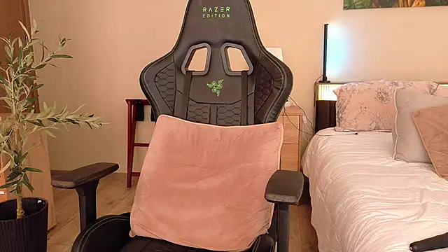 joycesilver online show from April 19, 8:03 am