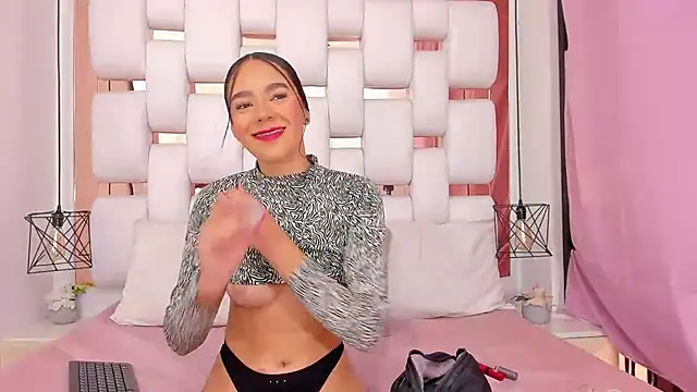 EmmyCruzZ online show from October 25, 7:10 pm