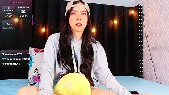 Snapshot of littleebluee chatting on October 16, 3:09 am littleebluee online show from October 16, 3:09 am