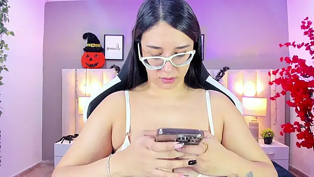 Snapshot of sara_parker069 chatting on October 28, 1:06 pm sara parker069 online show from October 28, 1:06 pm