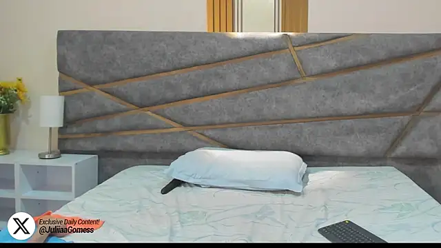 Julia Gomes online show from October 26, 8:37 pm