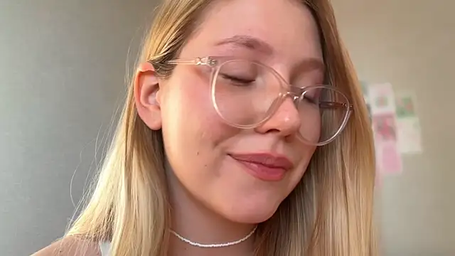 Snapshot of HoneyAudrey chatting on October 10, 2:49 am HoneyAudrey online show from October 10, 2:49 am