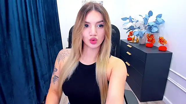 Snapshot of SelenaeMoore chatting on October 13, 8:11 pm SelenaeMoore online show from October 13, 8:11 pm