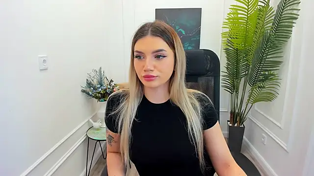 Snapshot of SelenaeMoore chatting on October 5, 7:41 pm SelenaeMoore online show from October 5, 7:41 pm