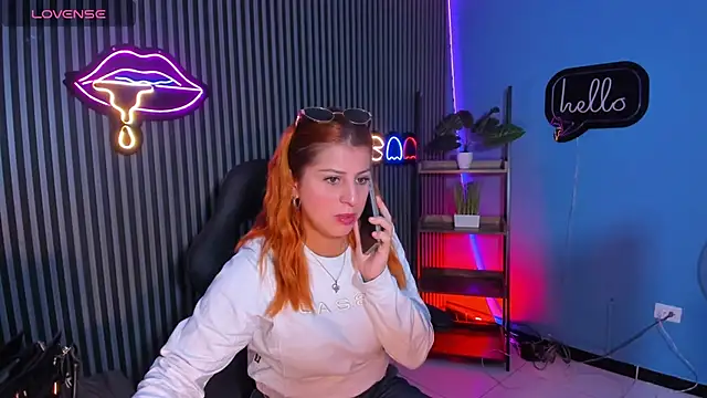 Nahiajhonson  online show from April 21, 12:45 pm