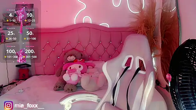 Mia foxx  online show from October 18, 9:05 pm