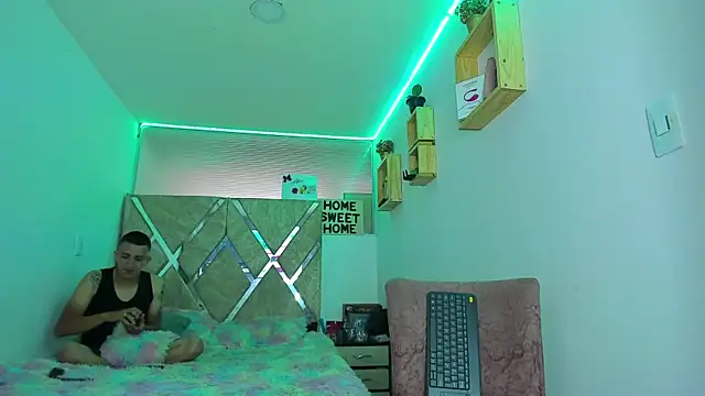 parejacaliente20154 online show from April 1, 1:41 pm