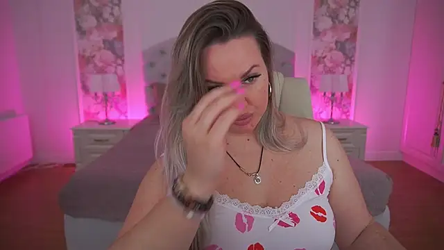 KiraCandyS online show from April 10, 8:15 pm