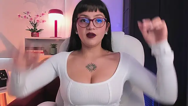 nahiapaws online show from March 19, 10:47 pm