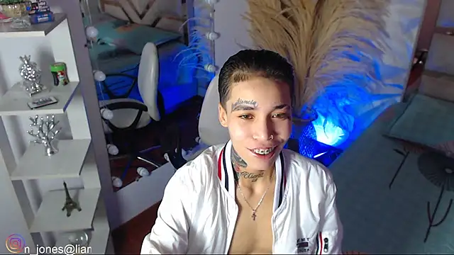 Jonesliam23 online show from March 2, 7:20 pm