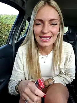 Snapshot of Lydie_off chatting on October 6, 7:36 am Lydie off online show from October 6, 7:36 am
