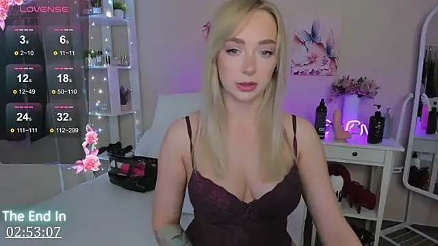 Snapshot of MissLisaX chatting on October 2, 10:09 am MissLisaX online show from October 2, 10:09 am