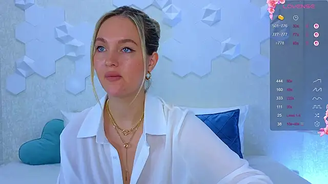 Snapshot of Lynna_Sparks chatting on October 10, 2:38 am Lynna Sparks online show from October 10, 2:38 am