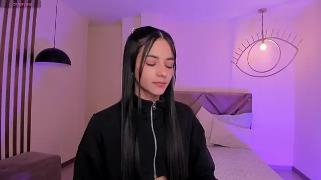 Snapshot of HannahJamesX chatting on September 13, 6:27 pm HannahJamesX online show from September 13, 6:27 pm