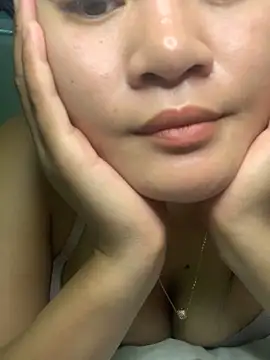 Snapshot of Zeni_fer chatting on October 22, 2:05 am Zeni fer online show from October 22, 2:05 am