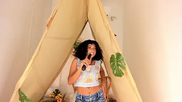 Ariella Ruiz online show from November 6, 12:00 pm