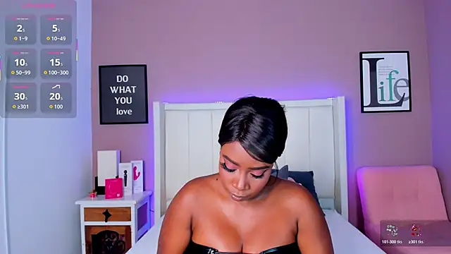 Britanymooree online show from November 12, 8:07 pm