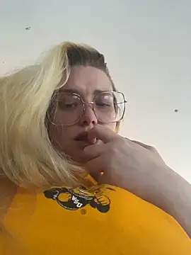 Lalalynn online show from June 9, 11:59 pm
