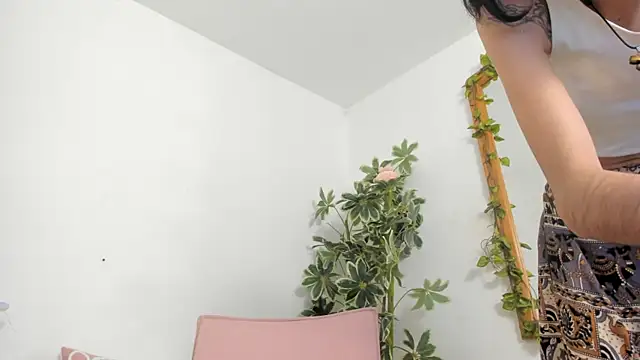 Snapshot of BonnieCute_ chatting on October 10, 11:42 pm BonnieCute online show from October 10, 11:42 pm