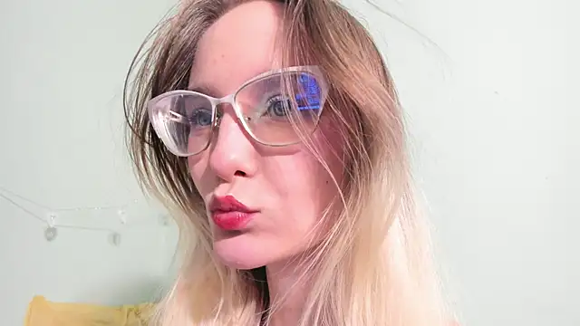 Snapshot of ixsi chatting on October 3, 12:05 am ixsi online show from October 3, 12:05 am