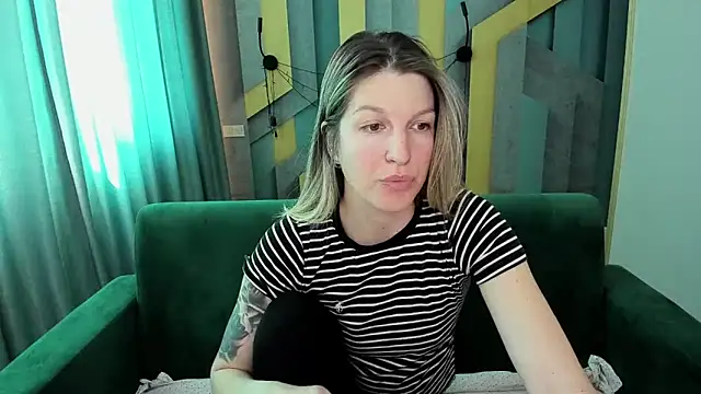 EmilyWalkeri online show from April 5, 6:34 am