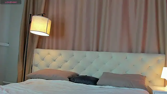Valerie Woods online show from June 24, 1:04 am