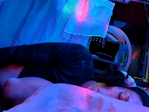 gurlnips online show from October 9, 6:06 am