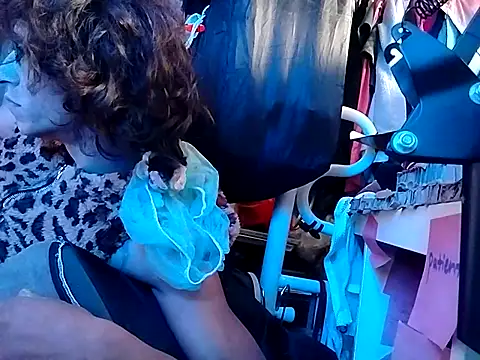 gurlnips online show from September 8, 8:08 pm