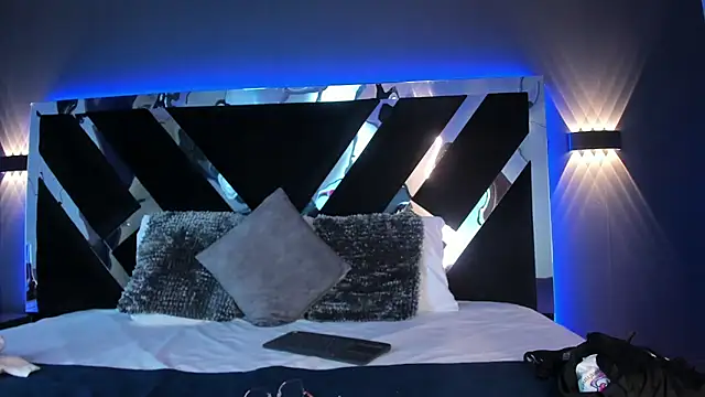 Larabrooks online show from March 6, 8:15 pm