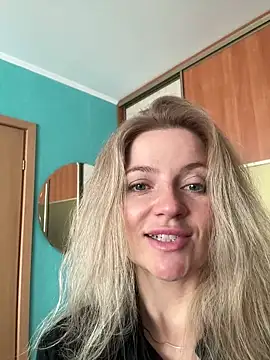 AlisonXCristal online show from April 14, 9:20 am