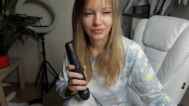 Snapshot of foxy_blond chatting on September 18, 12:20 am foxy blond online show from September 18, 12:20 am