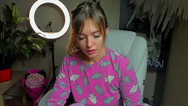 Snapshot of foxy_blond chatting on October 3, 1:00 am foxy blond online show from October 3, 1:00 am