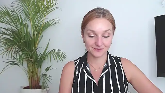 Snapshot of AliciaDesire chatting on October 16, 1:36 pm AliciaDesire online show from October 16, 1:36 pm
